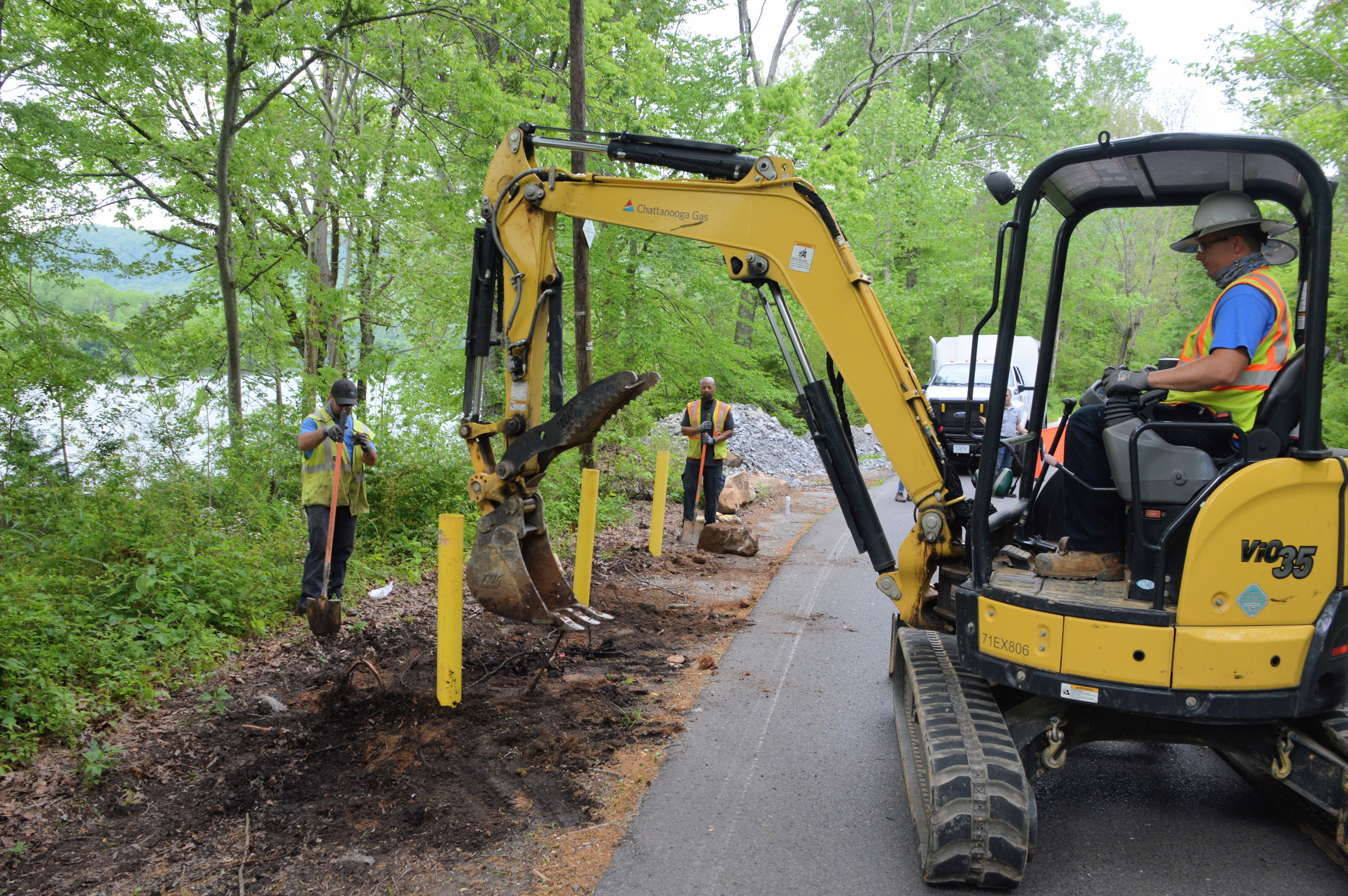 Chattanooga Gas brings volunteers, equipment to help preserve a healthy Tennessee River Gorge